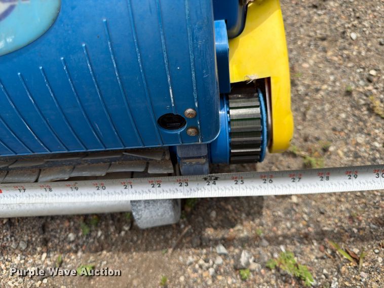 image for item NF9770 Gemini pool cleaner