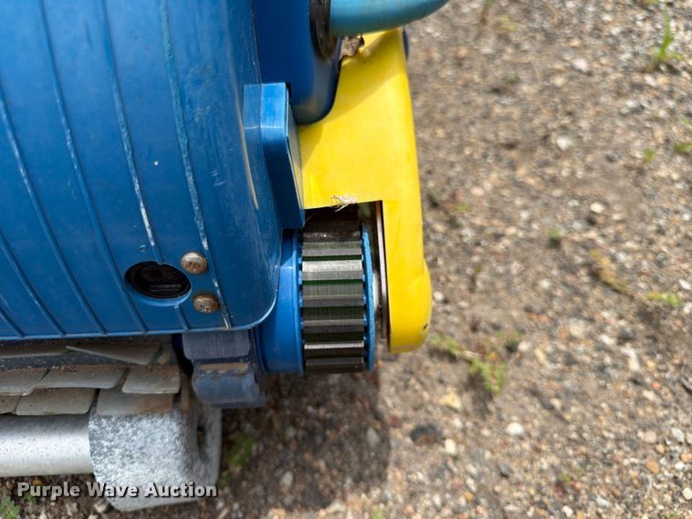 image for item NF9770 Gemini pool cleaner