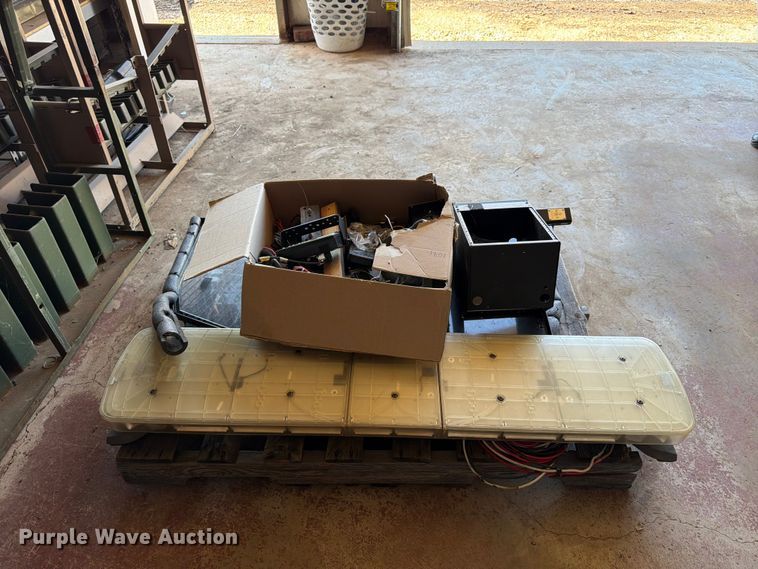 image for item NJ9051 2014 RAM 1500 Crew Cab pickup truck