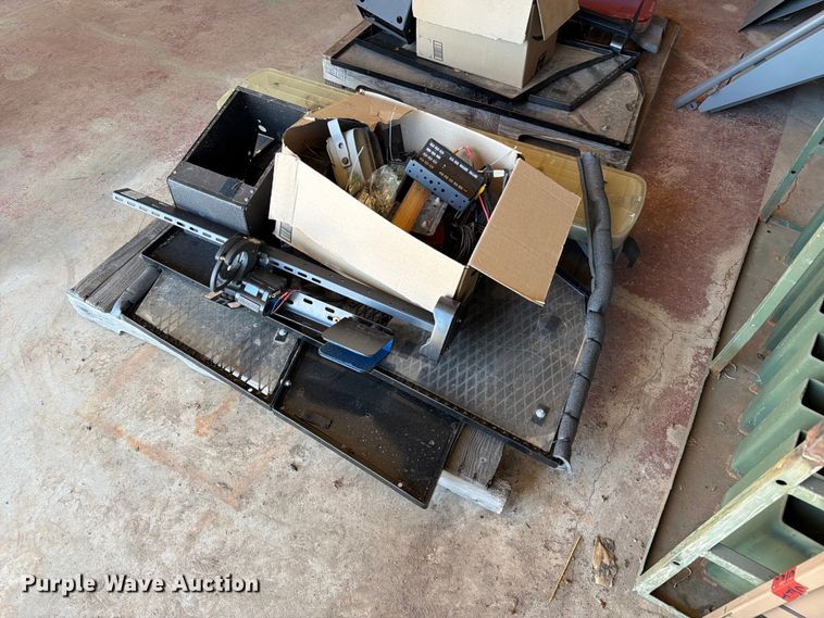 image for item NJ9051 2014 RAM 1500 Crew Cab pickup truck