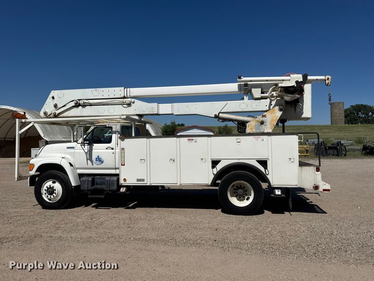 image for item NJ9058 1995 Ford F800 forestry bucket truck