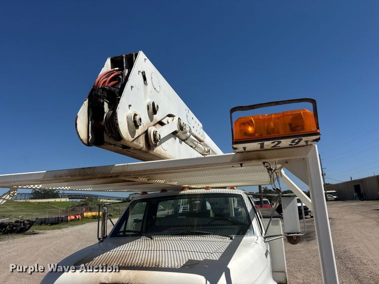 image for item NJ9058 1995 Ford F800 forestry bucket truck
