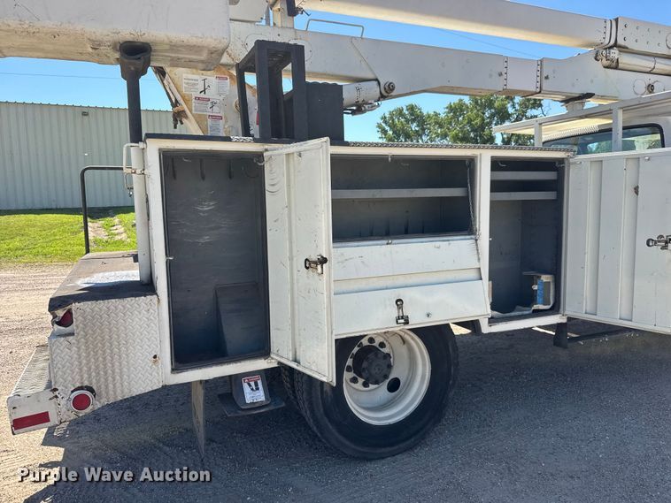 image for item NJ9058 1995 Ford F800 forestry bucket truck