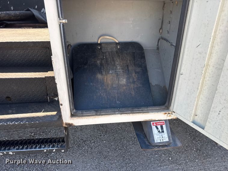 image for item NJ9058 1995 Ford F800 forestry bucket truck