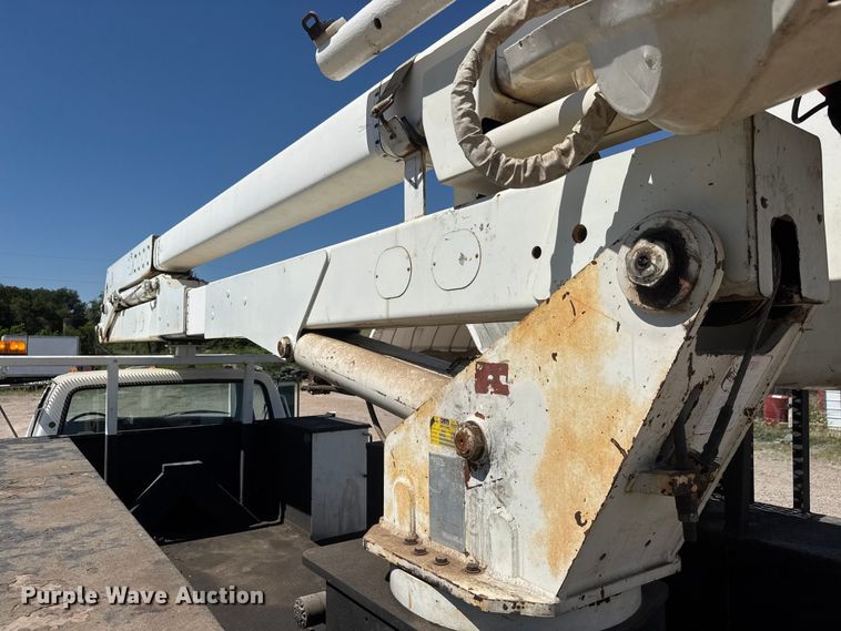 image for item NJ9058 1995 Ford F800 forestry bucket truck