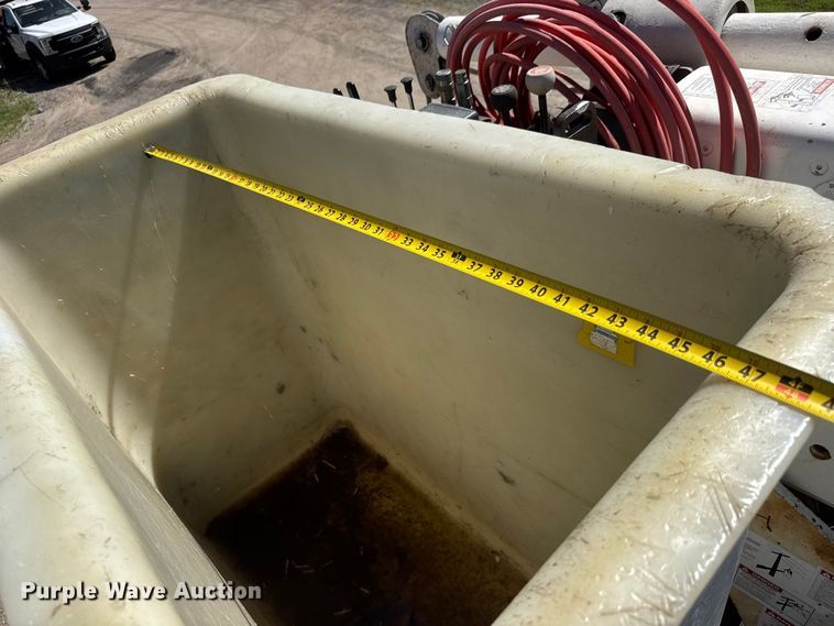 image for item NJ9058 1995 Ford F800 forestry bucket truck