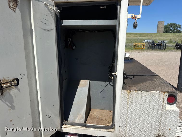 image for item NJ9058 1995 Ford F800 forestry bucket truck