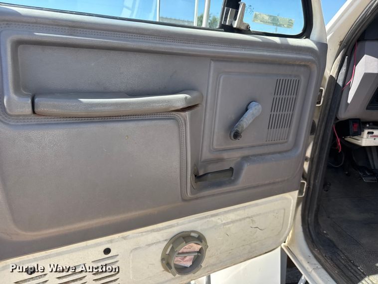 image for item NJ9058 1995 Ford F800 forestry bucket truck