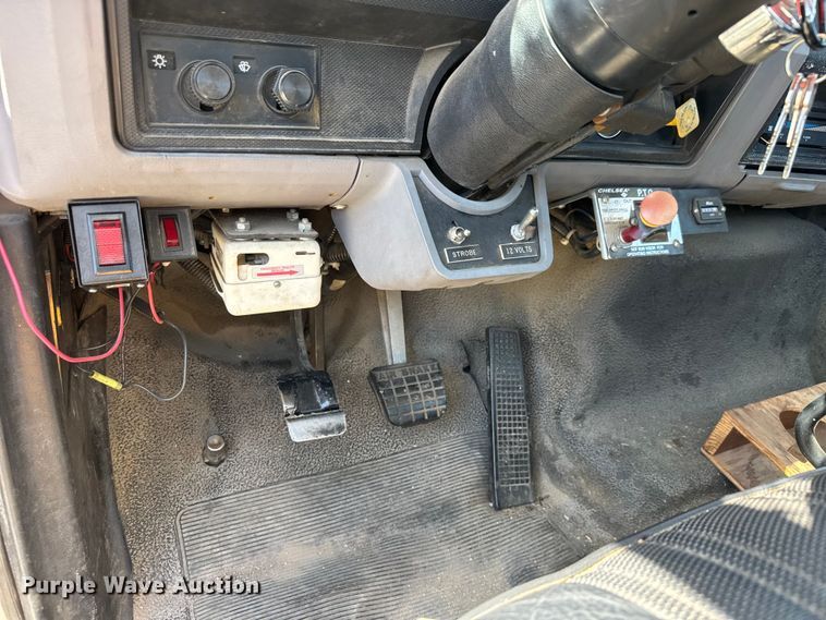 image for item NJ9058 1995 Ford F800 forestry bucket truck