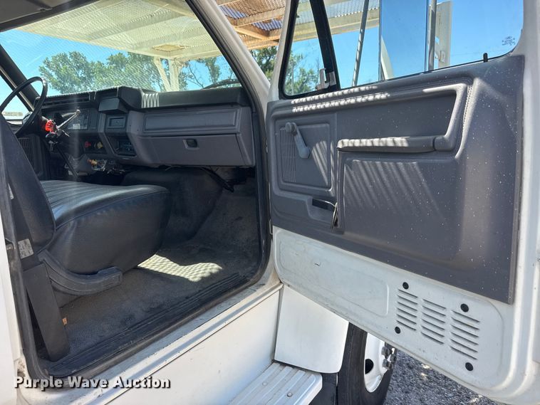 image for item NJ9058 1995 Ford F800 forestry bucket truck