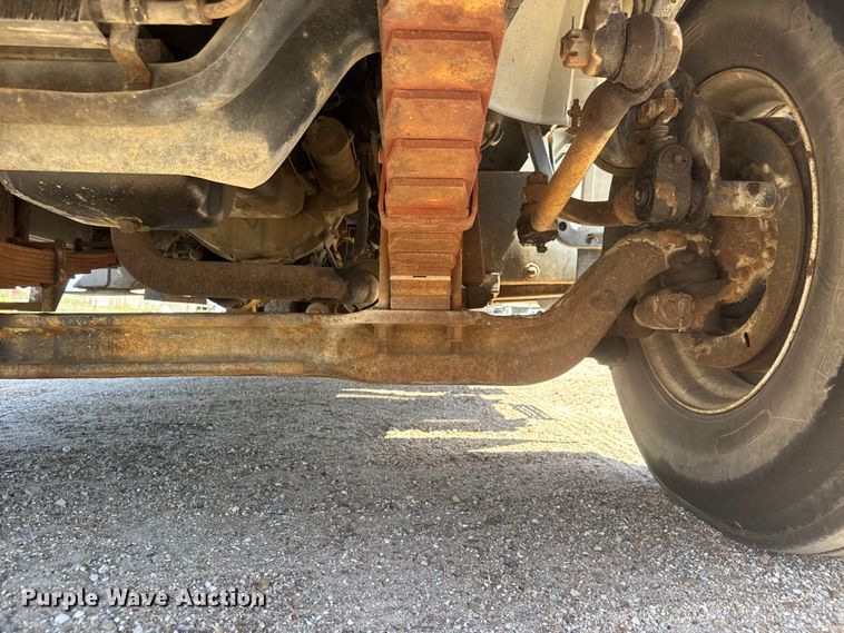 image for item NJ9058 1995 Ford F800 forestry bucket truck