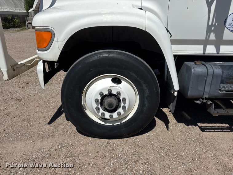 image for item NJ9058 1995 Ford F800 forestry bucket truck
