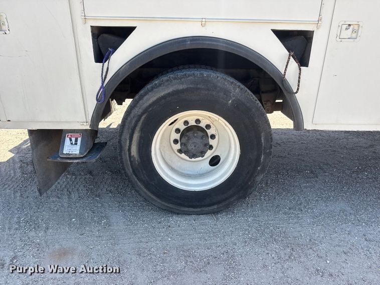 image for item NJ9058 1995 Ford F800 forestry bucket truck