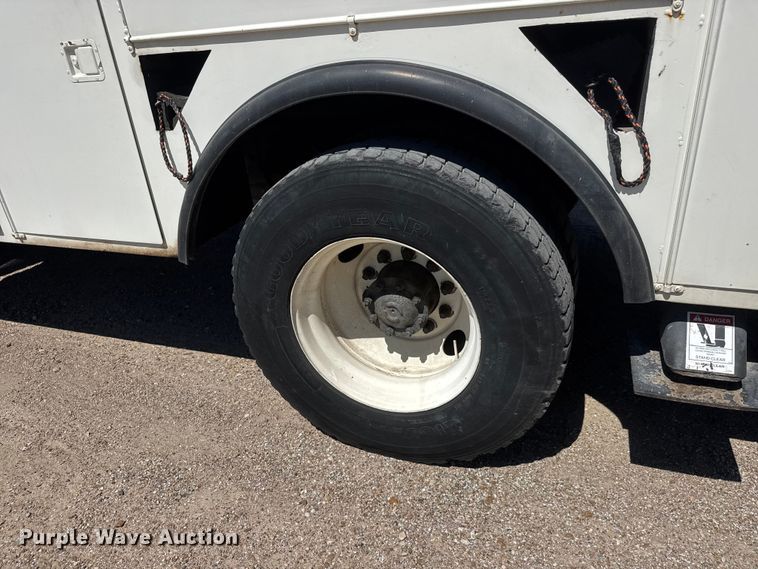 image for item NJ9058 1995 Ford F800 forestry bucket truck