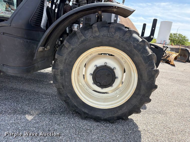 image for item NJ9085 2020 New Holland TS6.110 MFWD tractor