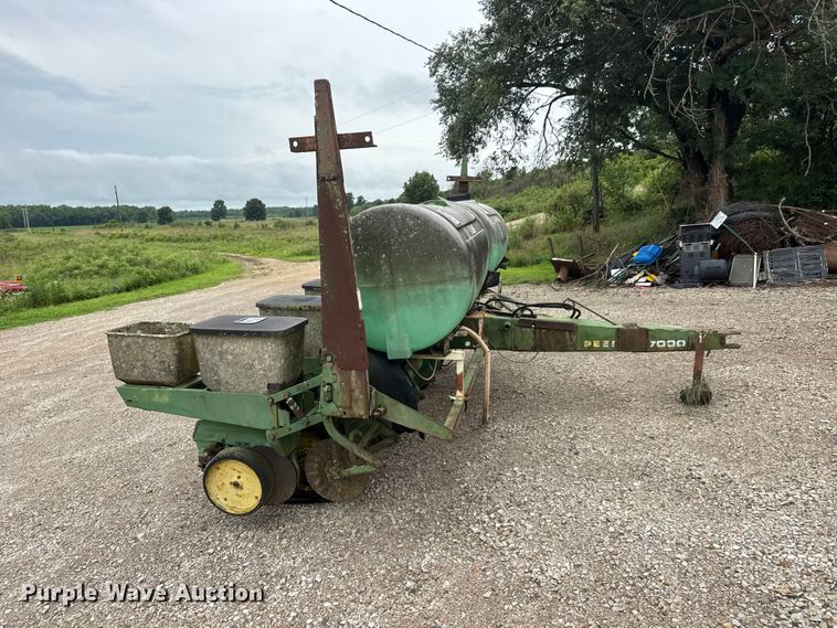 image for item NJ9140 John Deere 7000 no-till planter