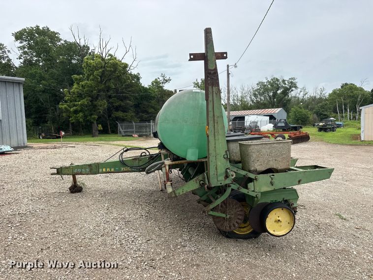 image for item NJ9140 John Deere 7000 no-till planter