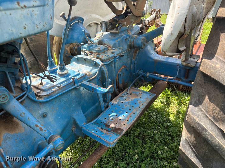 image for item NJ9148 1972 Ford 3000 tractor