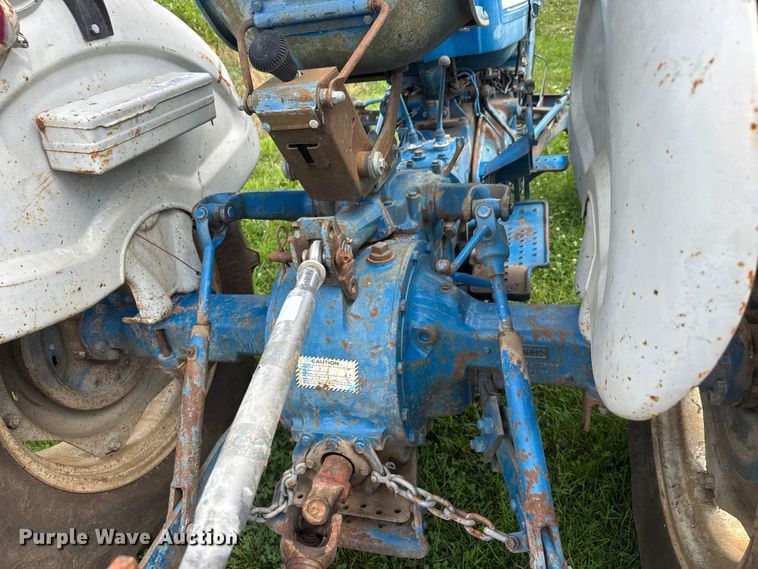 image for item NJ9148 1972 Ford 3000 tractor