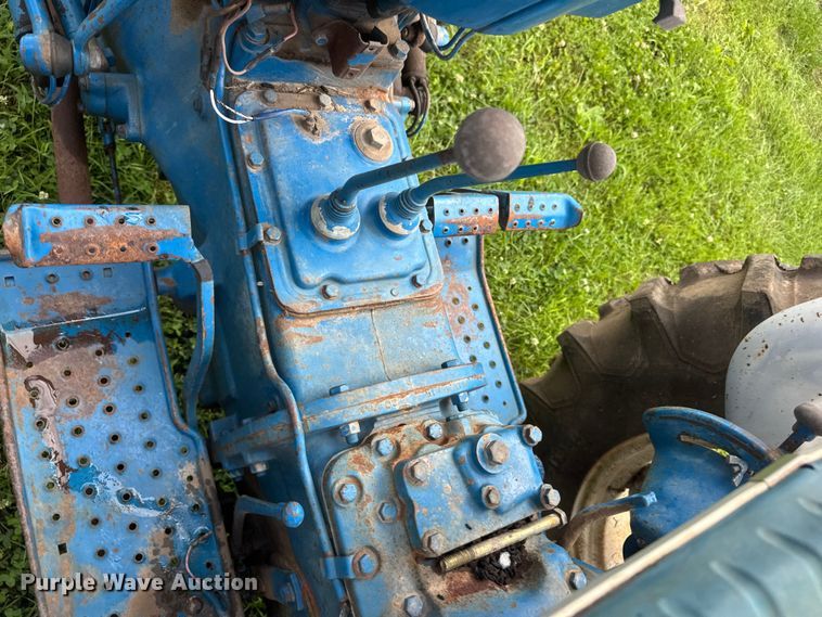 image for item NJ9148 1972 Ford 3000 tractor