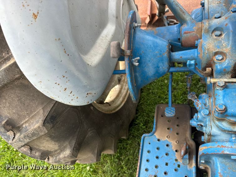image for item NJ9148 1972 Ford 3000 tractor