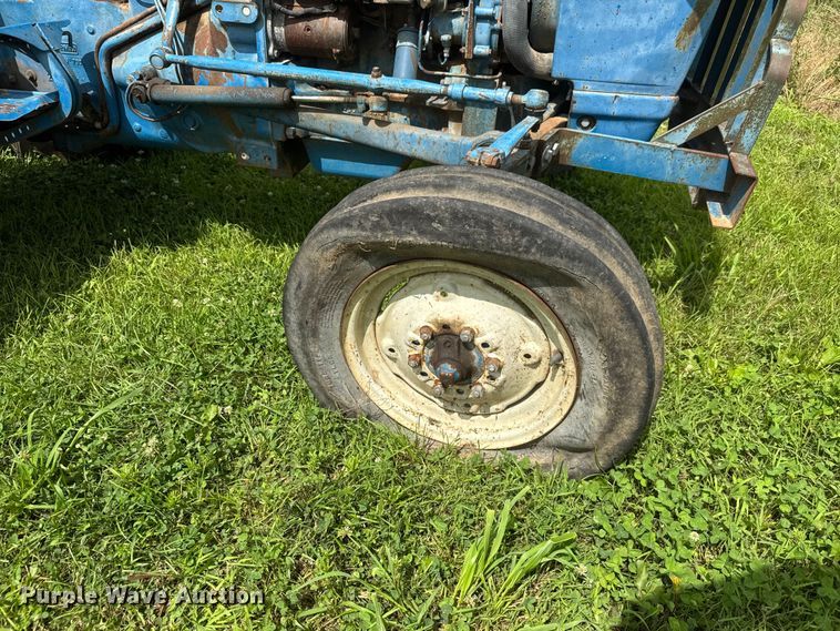 image for item NJ9148 1972 Ford 3000 tractor