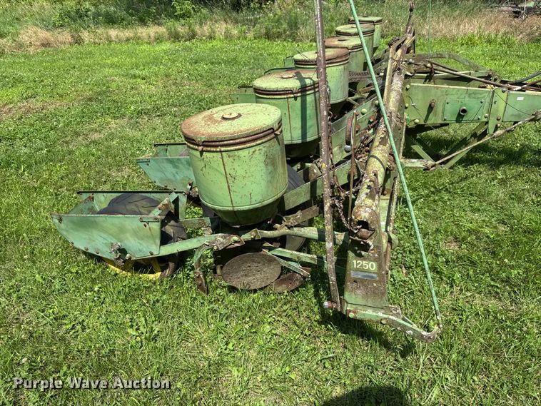 image for item NJ9151 John Deere 1250 planter