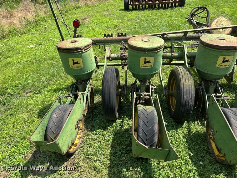 image for item NJ9151 John Deere 1250 planter