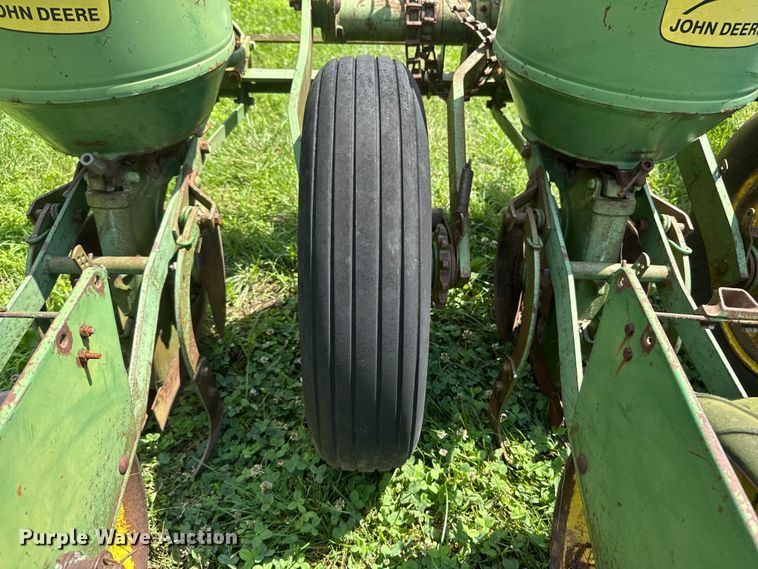 image for item NJ9151 John Deere 1250 planter