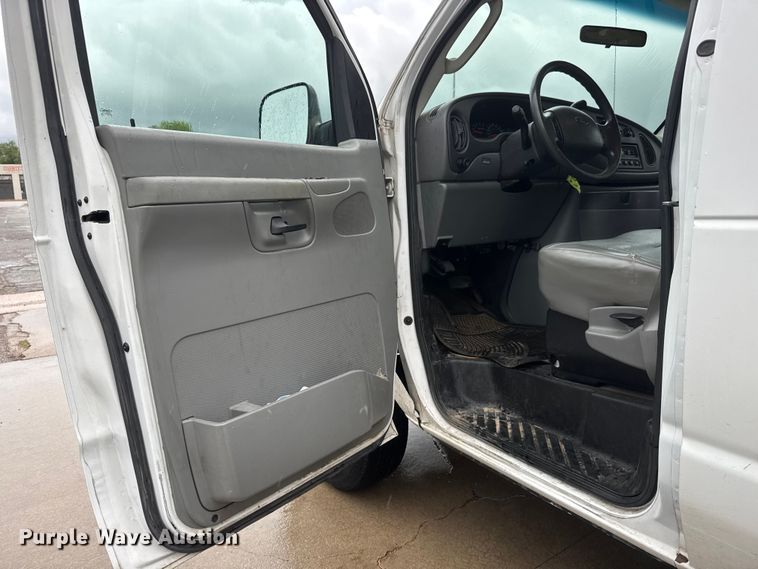 image for item NJ9153 2007 Ford E350 Super Duty XL van