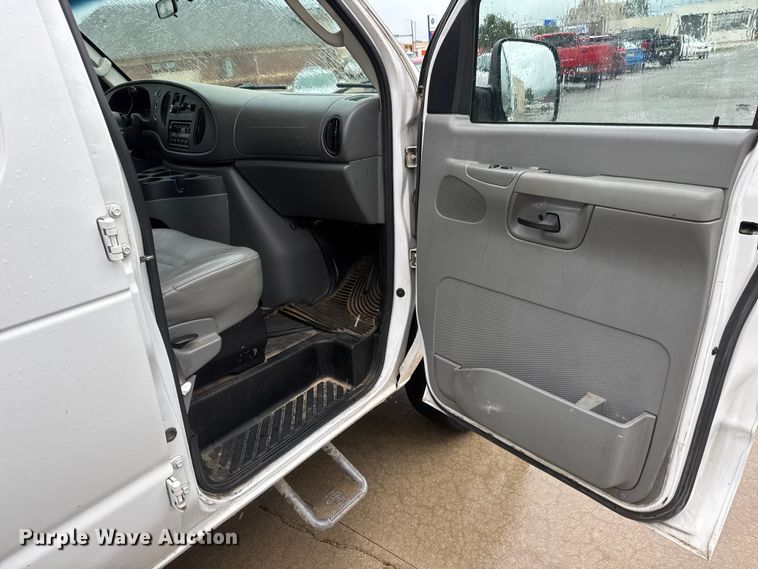image for item NJ9153 2007 Ford E350 Super Duty XL van