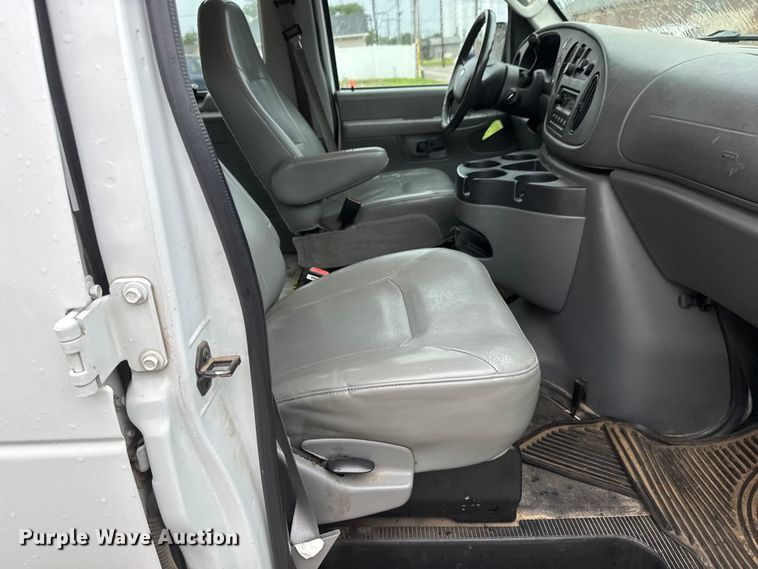 image for item NJ9153 2007 Ford E350 Super Duty XL van