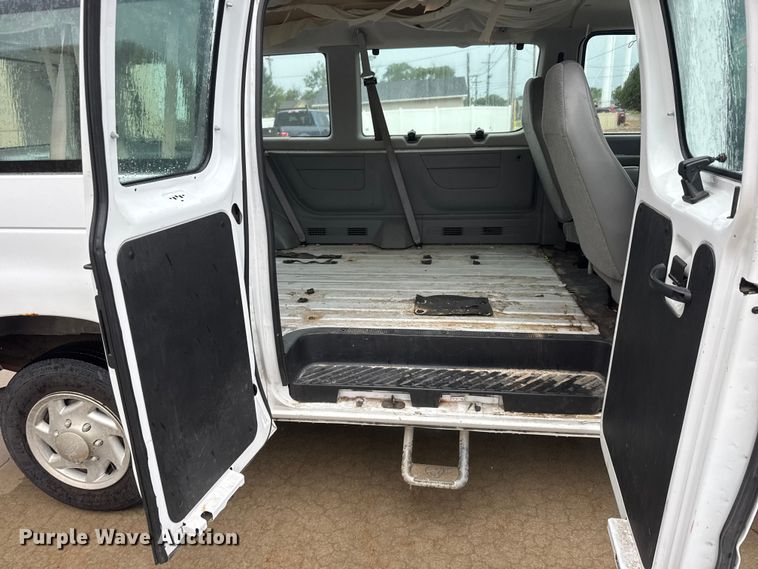 image for item NJ9153 2007 Ford E350 Super Duty XL van