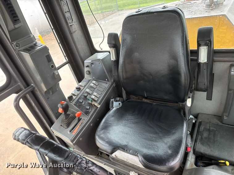 image for item NJ9163 2005 Volvo G720B motor grader
