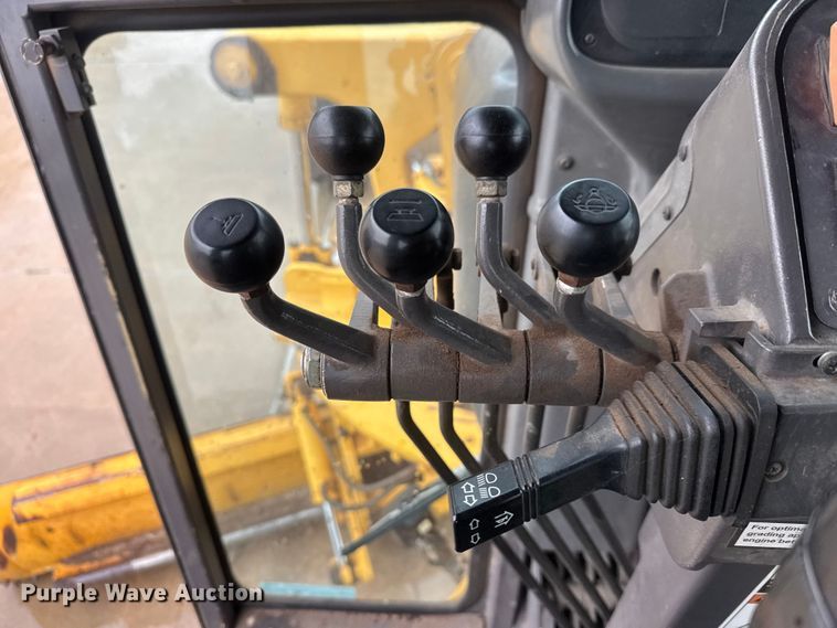 image for item NJ9163 2005 Volvo G720B motor grader