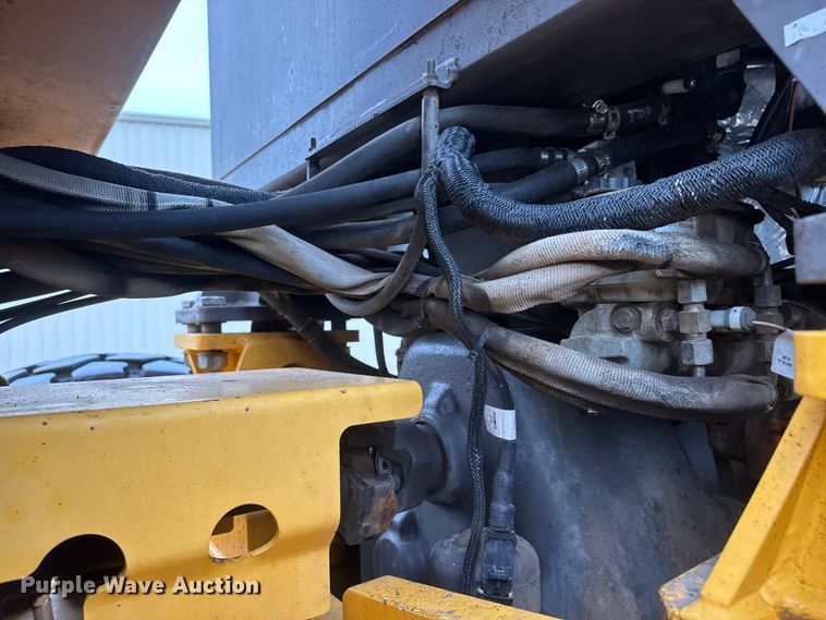 image for item NJ9163 2005 Volvo G720B motor grader