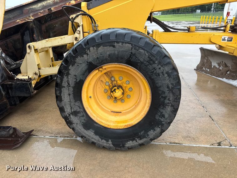 image for item NJ9163 2005 Volvo G720B motor grader
