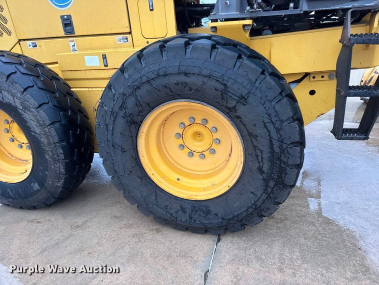 image for item NJ9163 2005 Volvo G720B motor grader