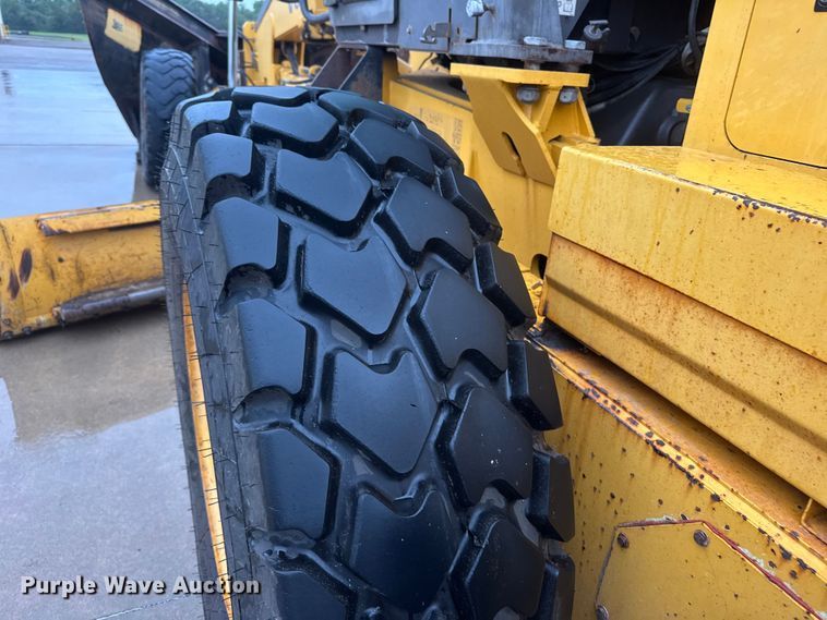 image for item NJ9163 2005 Volvo G720B motor grader