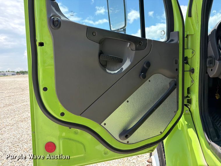 image for item YA3695 2011 Freightliner Business Class M2 refuse truck