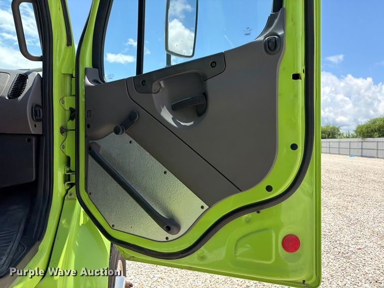 image for item YA3695 2011 Freightliner Business Class M2 refuse truck
