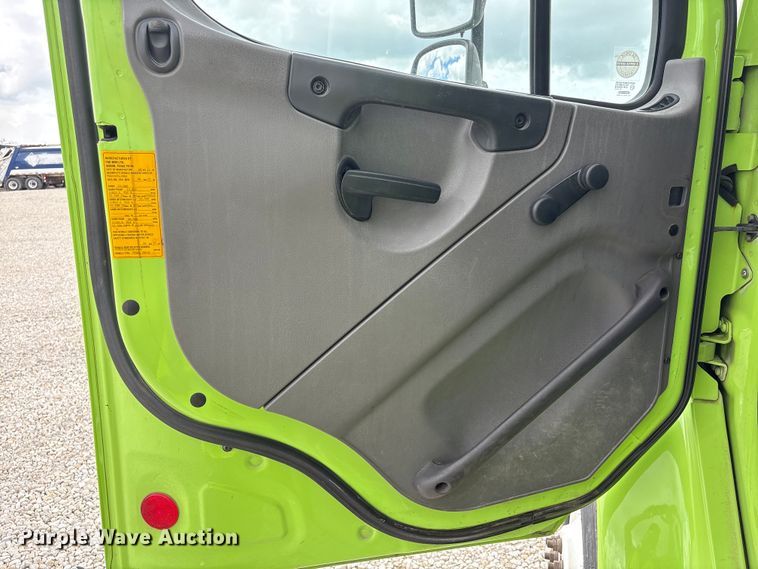 image for item YA3697 2016 Freightliner Business Class M2 refuse truck