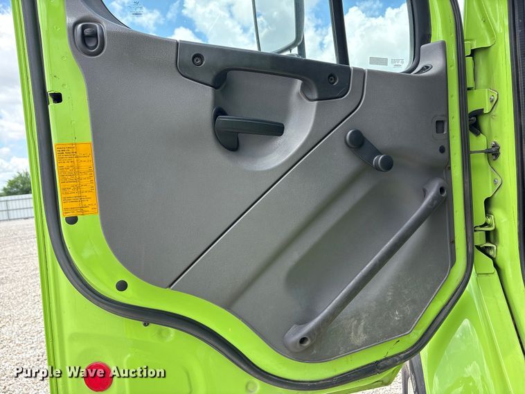 image for item YA3698 2016 Freightliner Business Class M2 refuse truck