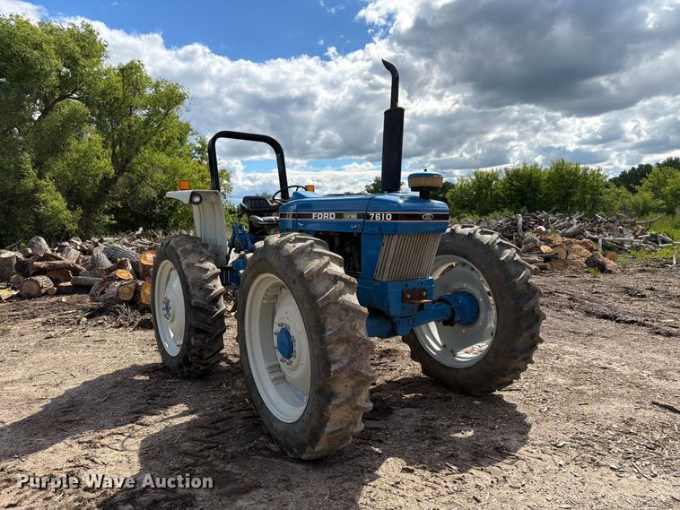 image for item DQ7902 Ford 7610 MFWD tractor