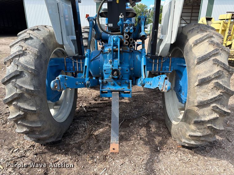 image for item DQ7902 Ford 7610 MFWD tractor