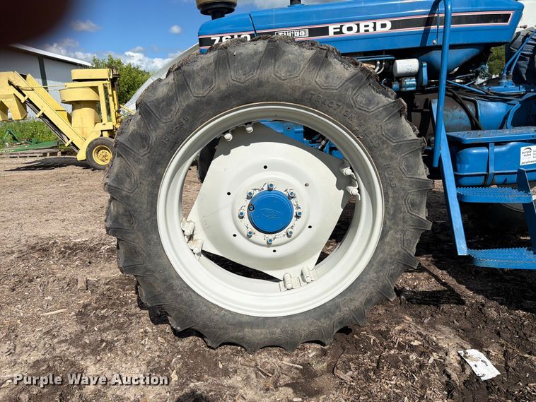 image for item DQ7902 Ford 7610 MFWD tractor