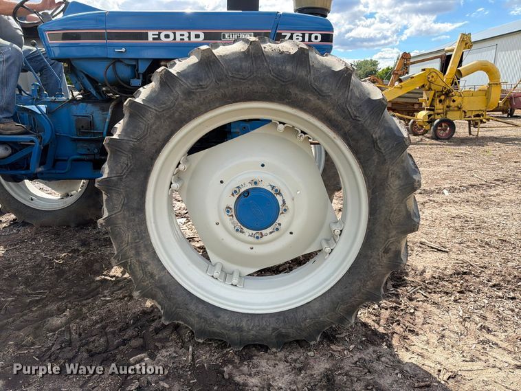 image for item DQ7902 Ford 7610 MFWD tractor