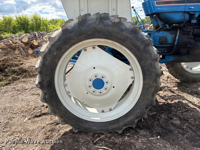 image for item DQ7902 Ford 7610 MFWD tractor