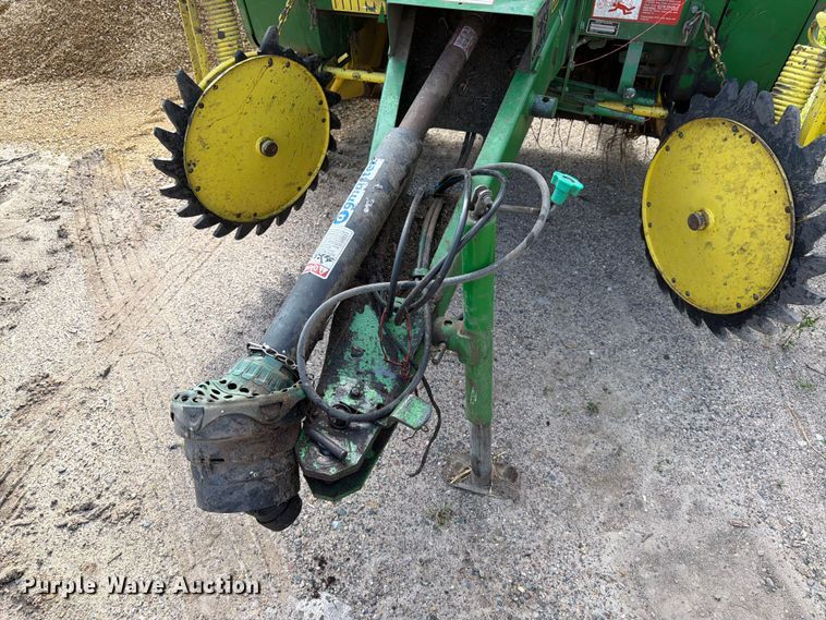 image for item DQ7904 John Deere 335 round baler