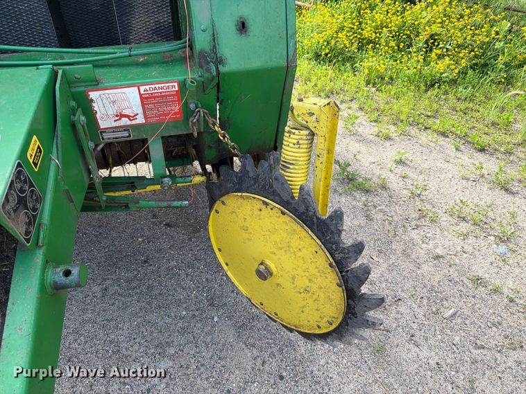 image for item DQ7904 John Deere 335 round baler
